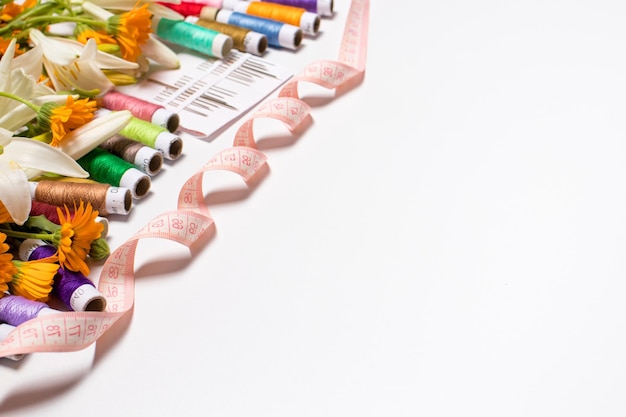 Zbliżenie haftu — kolorowe nici